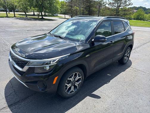 Cherry Black 2021 Kia Seltos EX