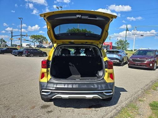 Starbright Yellow/Black Roof 2022 Kia Seltos S