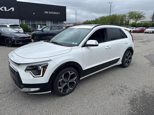 Snow White Pearl 2023 Kia Niro Touring