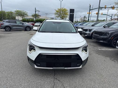 Snow White Pearl 2023 Kia Niro Touring