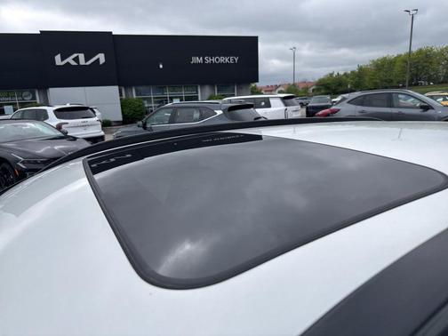 Snow White Pearl 2023 Kia Niro Touring