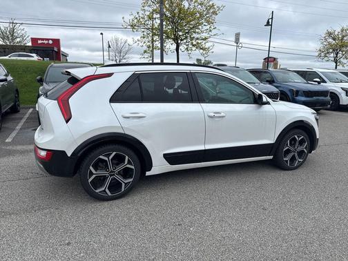 Snow White Pearl 2023 Kia Niro Touring