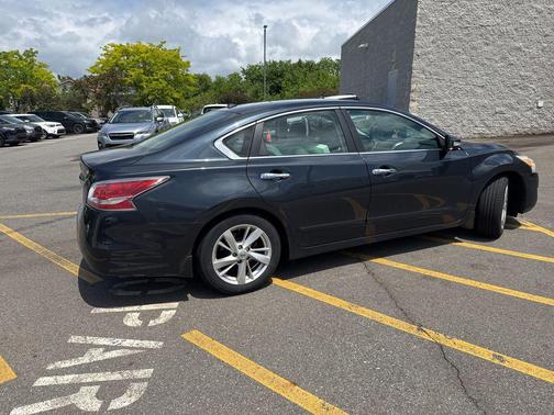 Storm 2015 Nissan Altima 2.5 SV