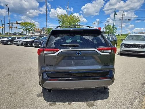 Blizzard Pearl/Midnight Black Metallic 2021 Toyota RAV4 Hybrid SE