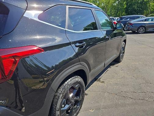 Fusion Black 2026 Kia Seltos EX