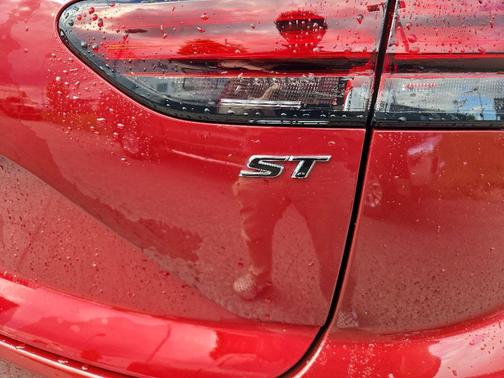 Cinnabar Metallic 2023 Buick Envision Essence AWD