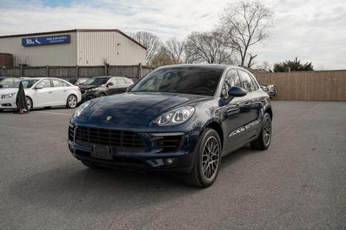 Dark Blue Metallic 2016 Porsche Macan Macan Sport Edition