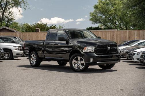 Brilliant Black Crystal Pearlcoat 2018 RAM 1500 Express