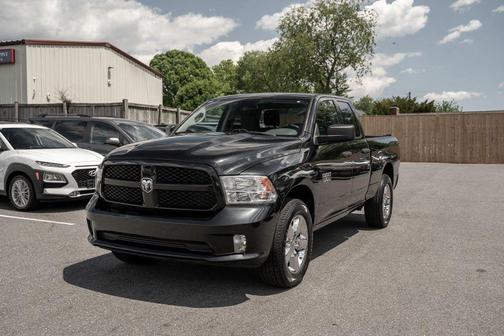 Brilliant Black Crystal Pearlcoat 2018 RAM 1500 Express