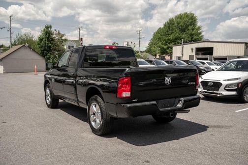 Brilliant Black Crystal Pearlcoat 2018 RAM 1500 Express