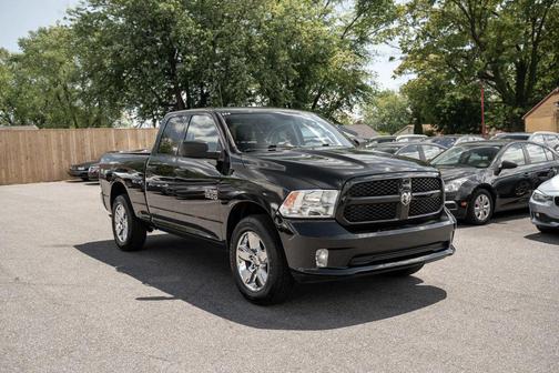 Brilliant Black Crystal Pearlcoat 2018 RAM 1500 Express