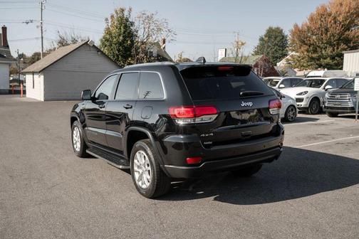 Diamond Black Crystal Pearlcoat 2021 Jeep Grand Cherokee Laredo
