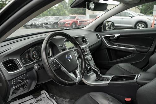 Onyx Black Metallic 2017 Volvo S60 Inscription T5 Platinum
