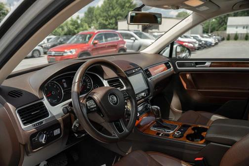 Cool Silver Metallic 2013 Volkswagen Touareg TDI Lux