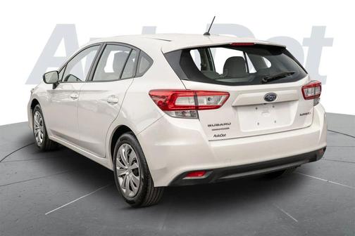 Crystal White Pearl 2019 Subaru Impreza 2.0i