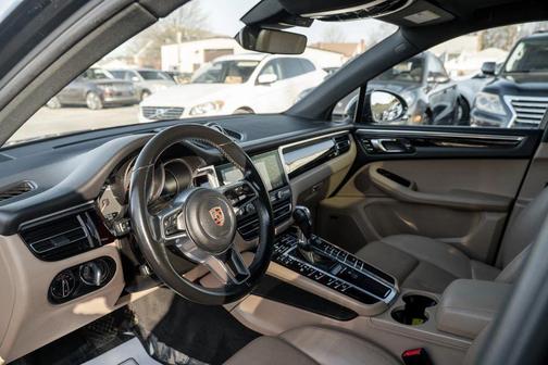 2019 Porsche Macan Sport Utility 4D