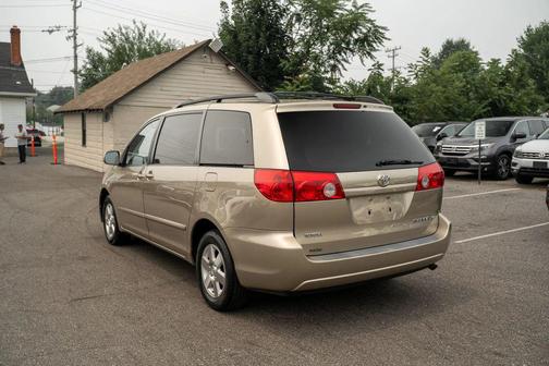 Gold 2006 Toyota Sienna XLE Limited