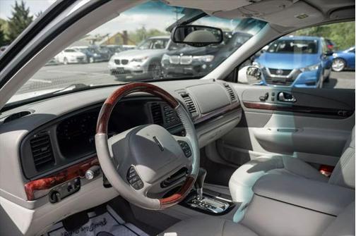 2002 Lincoln Continental Sedan 4D