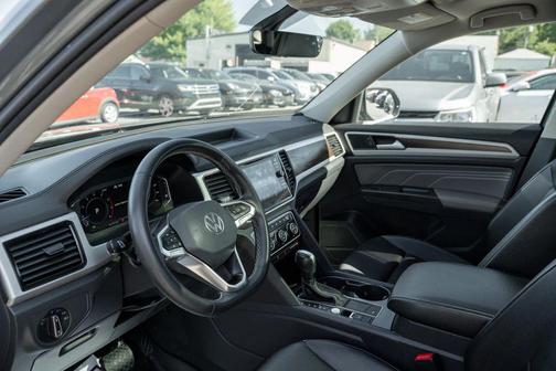 Platinum Gray Metallic 2022 Volkswagen Atlas 2.0T SE w/Technology