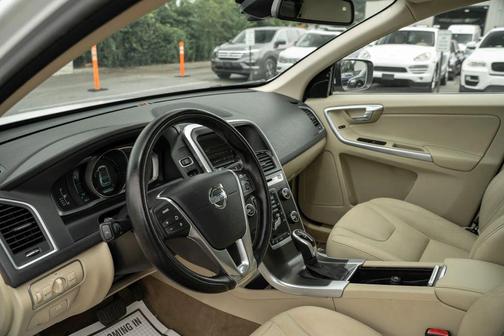 Crystal White Pearl 2015 Volvo XC60 3.2 Platinum