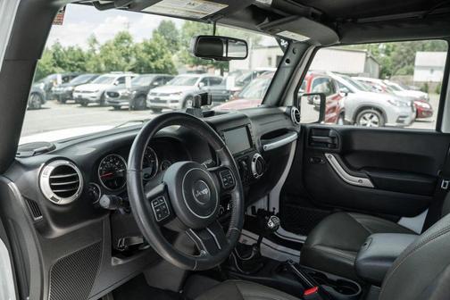 Bright White Clearcoat 2017 Jeep Wrangler Unlimited Sahara