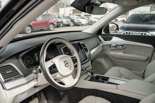 Onyx Black Metallic 2017 Volvo XC90 T6 Momentum