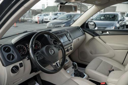 Deep Black Pearl 2017 Volkswagen Tiguan 2.0T S 4MOTION