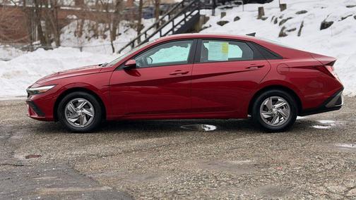 2025 Hyundai ELANTRA SE