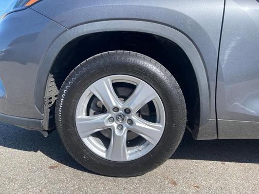 Magnetic Gray Metallic 2023 Toyota Highlander L