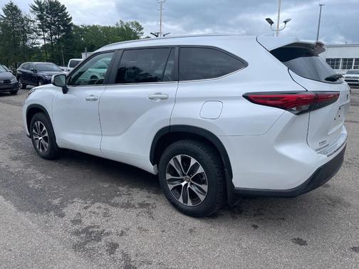 Pearl 2023 Toyota Highlander XLE