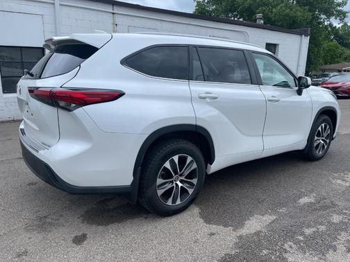 Pearl 2023 Toyota Highlander XLE