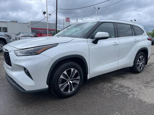 Pearl 2022 Toyota Highlander XLE