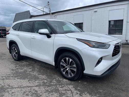 Pearl 2022 Toyota Highlander XLE