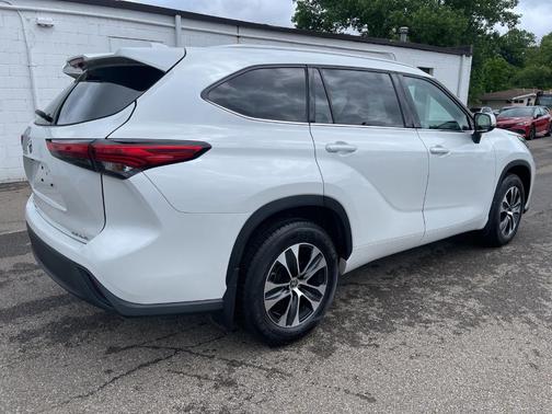 Pearl 2022 Toyota Highlander XLE