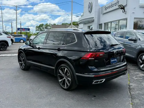 Deep Black Pearl 2024 Volkswagen Tiguan SEL R-Line