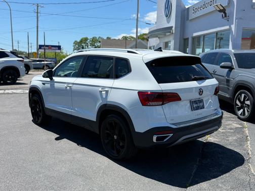 Pure White 2023 Volkswagen Taos SE