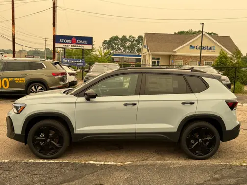 Monument Gray w/Deep Black Roof 2026 Volkswagen Taos SE Black