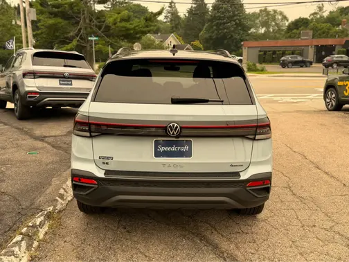 Monument Gray w/Deep Black Roof 2026 Volkswagen Taos SE Black