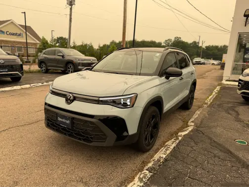 Monument Gray w/Deep Black Roof 2026 Volkswagen Taos SE Black