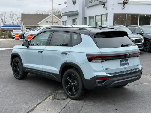Monument Gray w/Deep Black Roof 2026 Volkswagen Taos SE Black