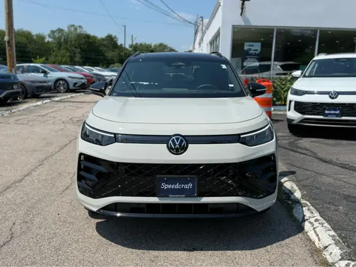 Sandstone w/Deep Black Roof 2026 Volkswagen Tiguan SE R-Line Black