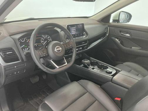 Pearl White Tricoat 2023 Nissan Rogue SL