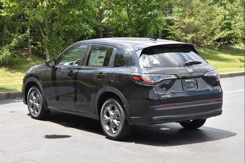 Crystal Black Pearl 2027 Honda HR-V LX