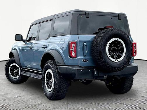 Azure Gray Metallic Tri-Coat 2024 Ford Bronco Outer Banks