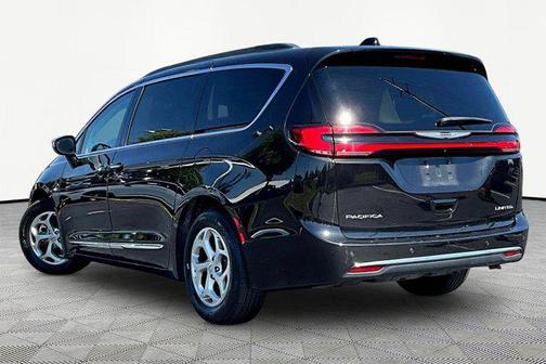 Brilliant Black Crystal Pearlcoat 2023 Chrysler Pacifica Limited