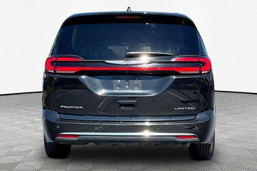 Brilliant Black Crystal Pearlcoat 2023 Chrysler Pacifica Limited