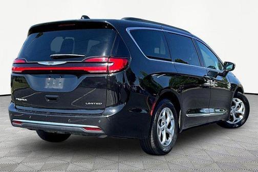 Brilliant Black Crystal Pearlcoat 2023 Chrysler Pacifica Limited