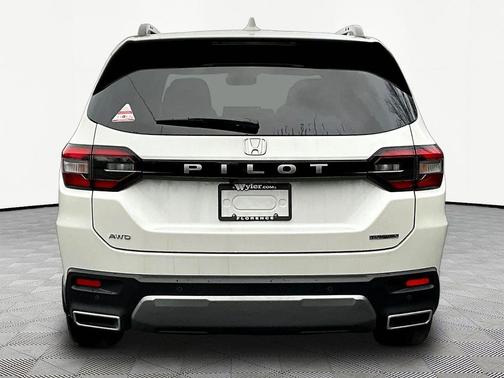 Platinum White Pearl 2026 Honda Pilot Touring 8-Passenger
