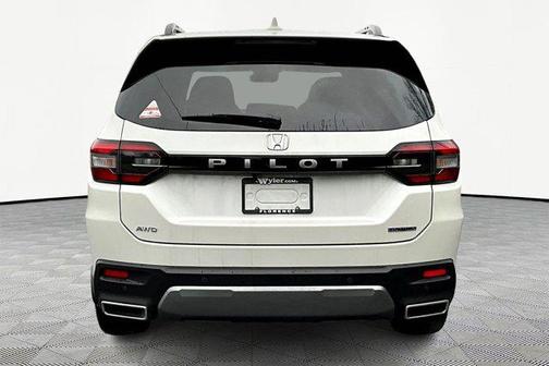 Platinum White Pearl 2026 Honda Pilot Touring 8-Passenger