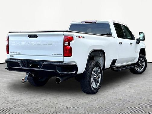 Summit White 2022 Chevrolet Silverado 2500 Custom